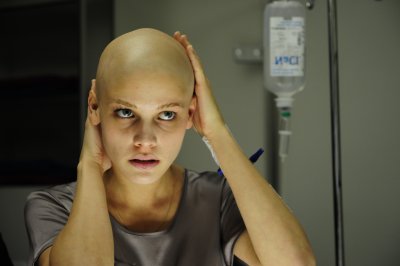 Lány kilenc parókával - Lisa Tomaschewsky