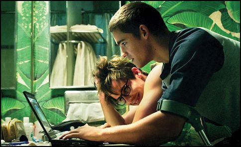 the signal - brenton thwaites és beau knapp