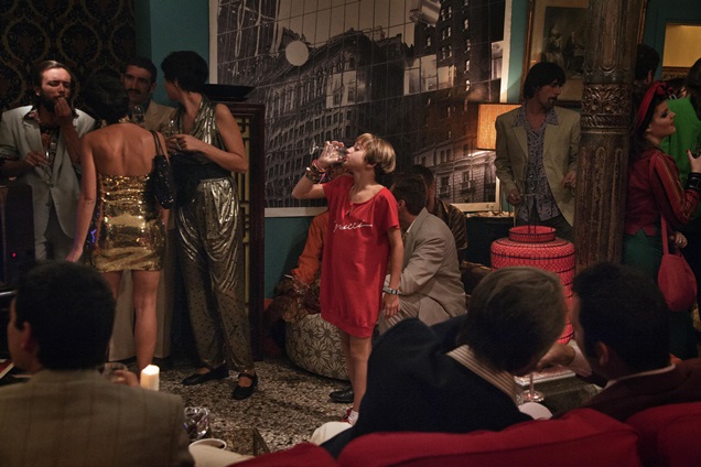 lány macskával - középen giulia salerno