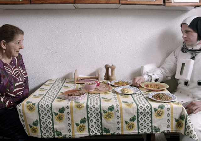 lépcsőházi történetek - tassadit mandi és michael pitt